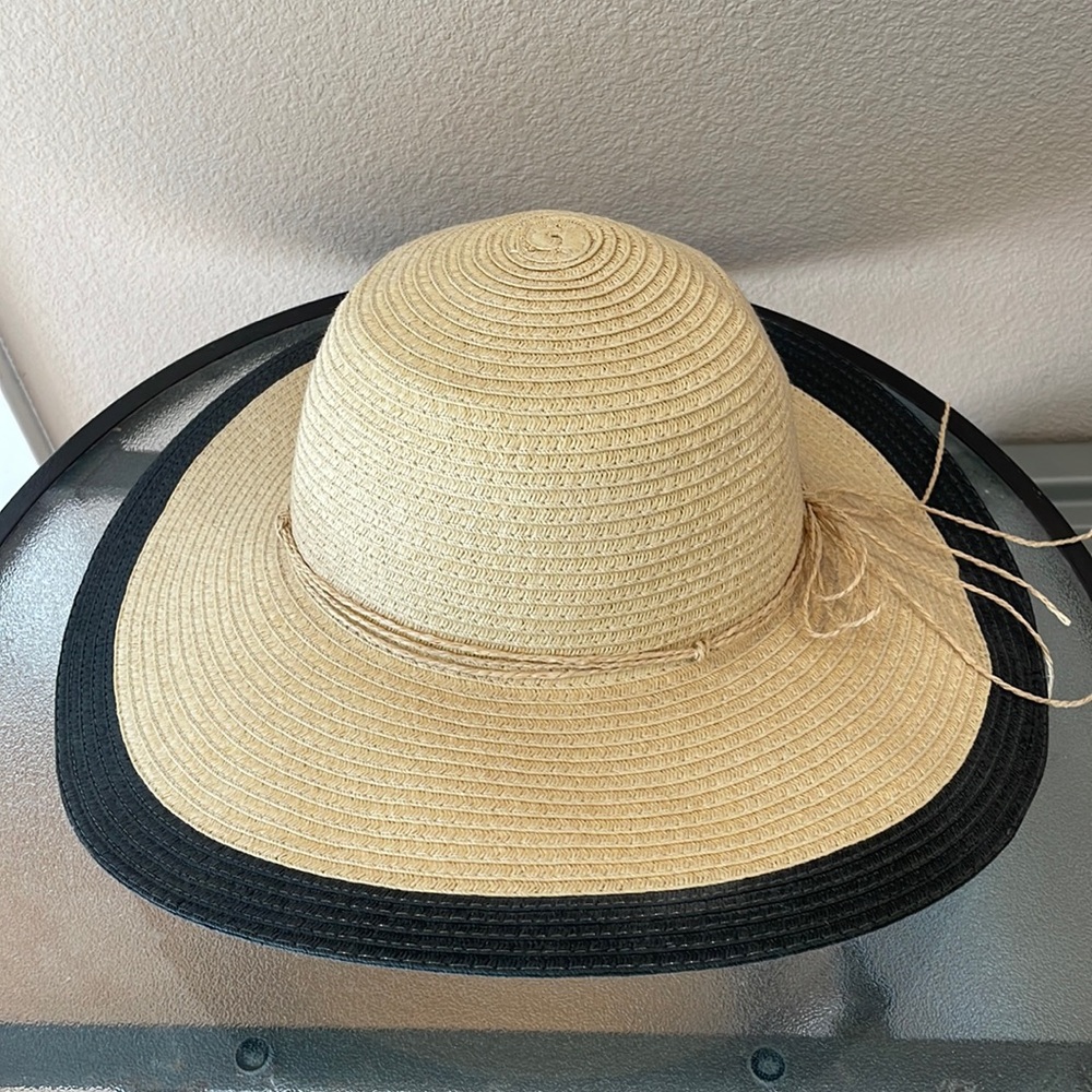 Tropical Trends sun hat.